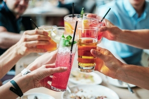Ein Glas noch bevor es nach Hause geht? Achtung: Alkohol am Steuer führt zu Deckungsverlust!